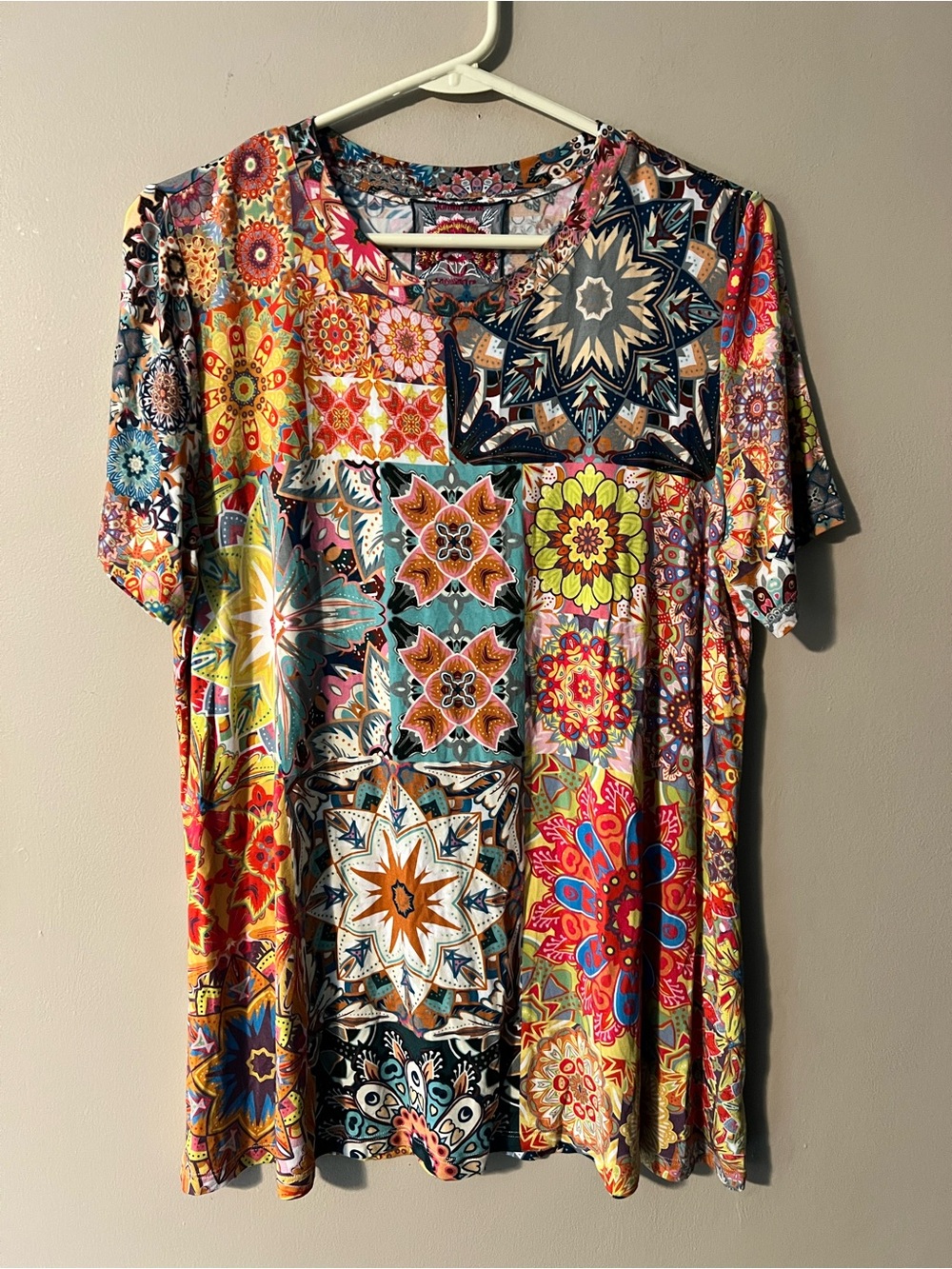 Johnny Was The Janie Favorite short sleeve
Crew neck swing tee in Kaleida print.